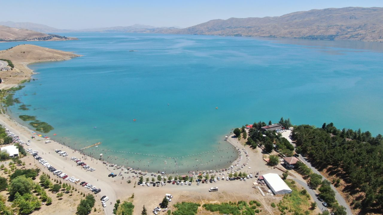 Ege ya da Akdeniz plajları değil! Elazığ'daki Hazar Gölü!