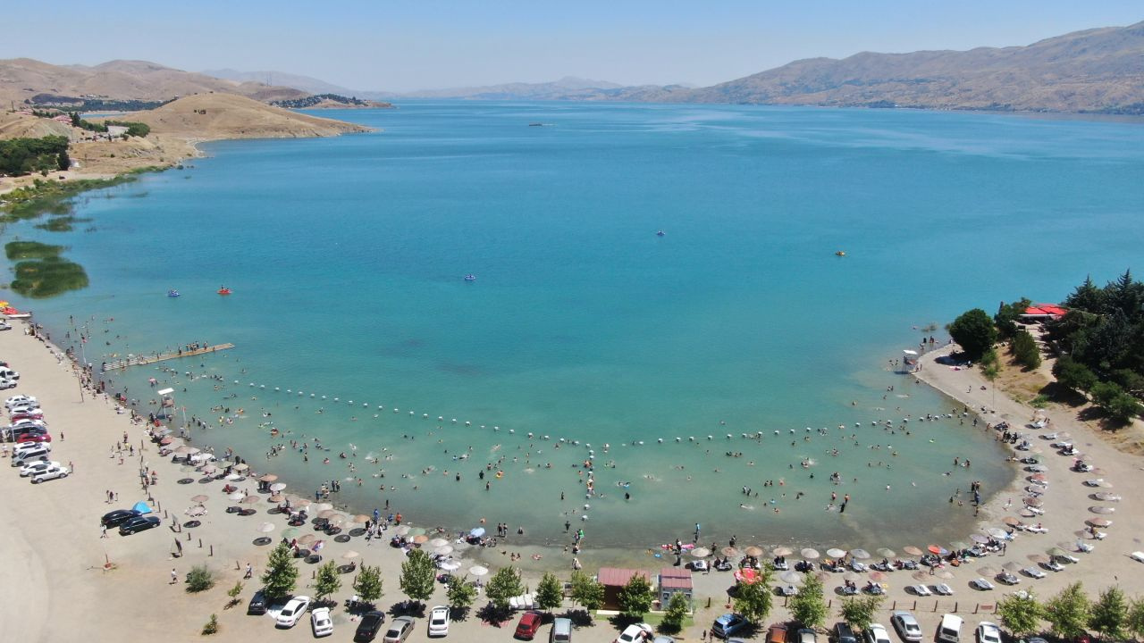 Ege ya da Akdeniz plajları değil! Elazığ'daki Hazar Gölü!