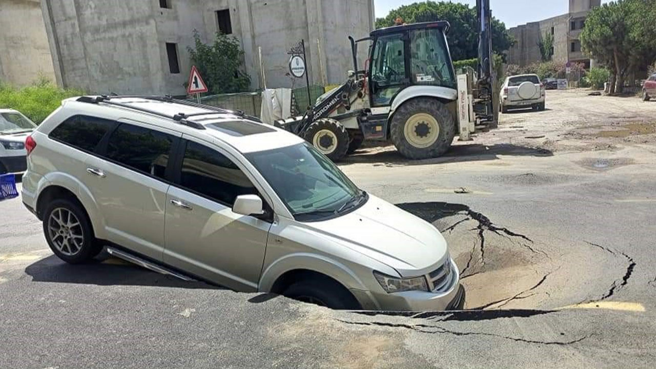 Bodrum'da asfalt yarıldı, içine araç düştü!
