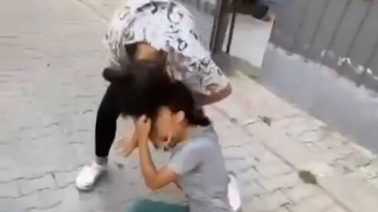 İzmir’de kızlar saç saça baş başa kavga etti yanındakiler gülerek kayda aldı