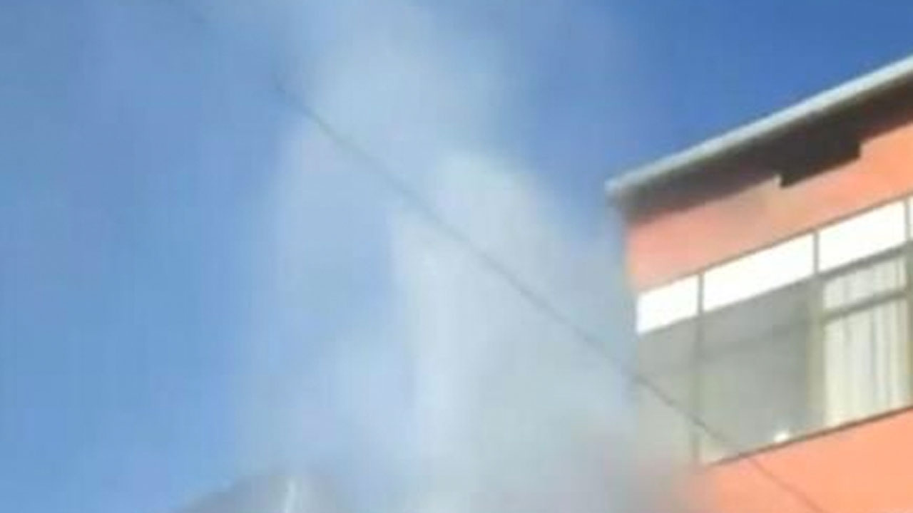 Kağıthane'de İSKİ ekipleri su borusunu patlattı fışkınan sular bina boyuna ulaştı