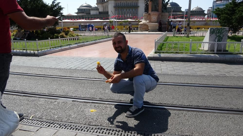 Türkiye resmen kavruluyor! İstanbul'un göbeğinde ilginç görüntüler: Asfaltta yumurta pişirip ekmek banarak yedi!