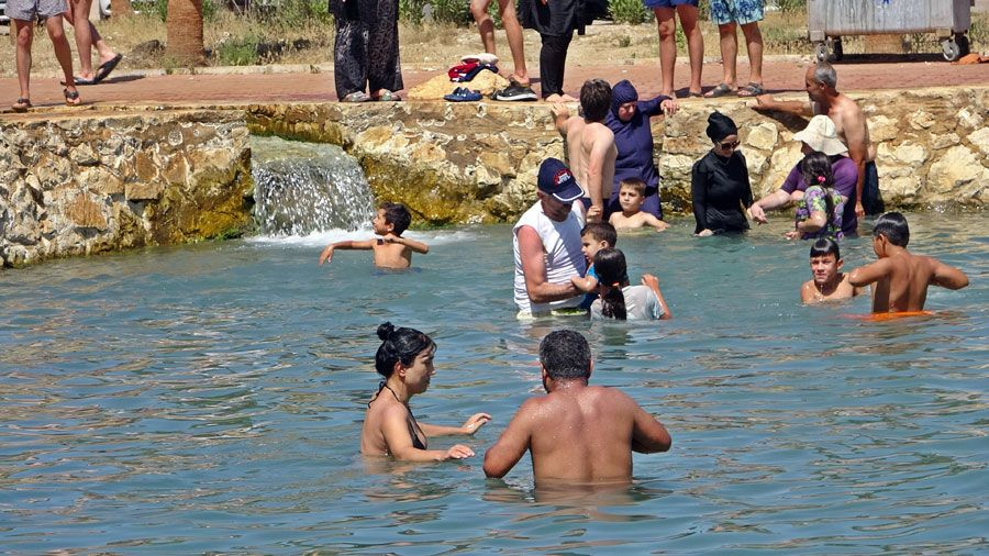 Antalya Demre'de hava 45 su 12 derece! Şifalı suyu duyan koştu titreye titreye eve gidiyorlar