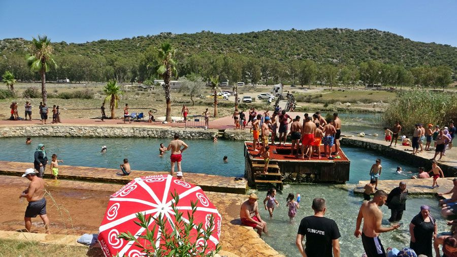 Antalya Demre'de hava 45 su 12 derece! Şifalı suyu duyan koştu titreye titreye eve gidiyorlar