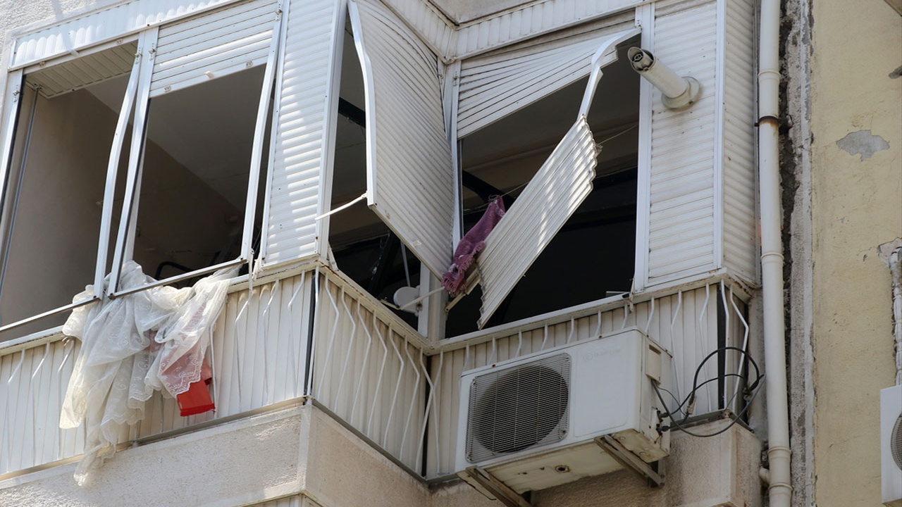 Büyük bir sesin ardından bina sallanmış! İzmir'de büyük panik çok feci yaralılar var