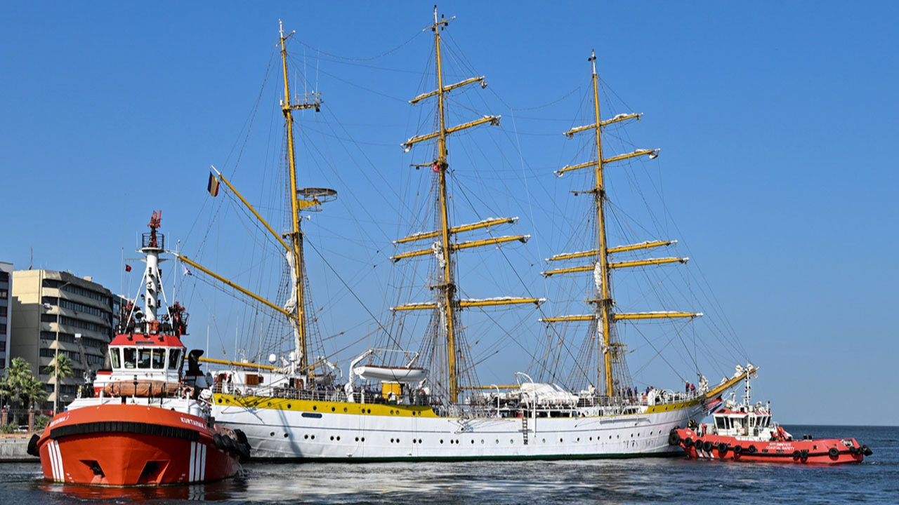 Romanya'nın yelkenli askeri eğitim gemisi İzmir'e geldi