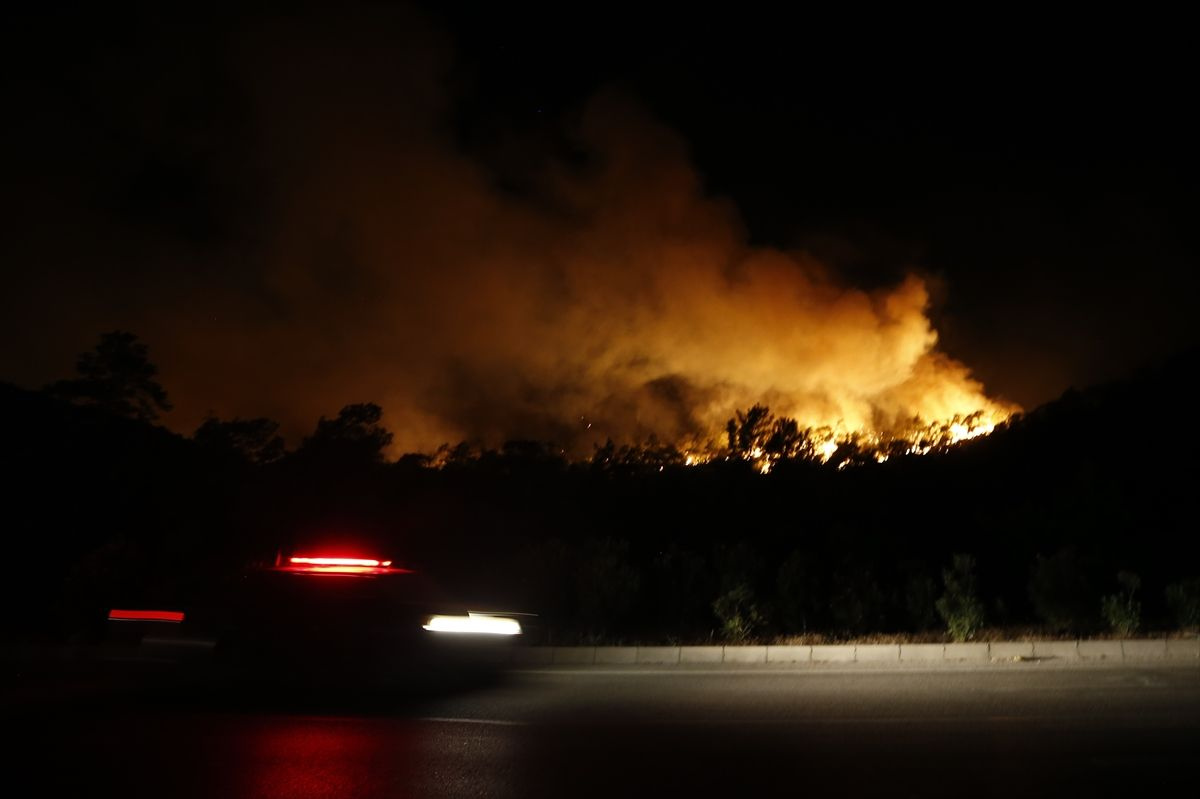 Antalya Kemer'de orman yangını! Hastane ve evler boşaltıldı, vatandaş yangın tüpleriyle yardıma koştu