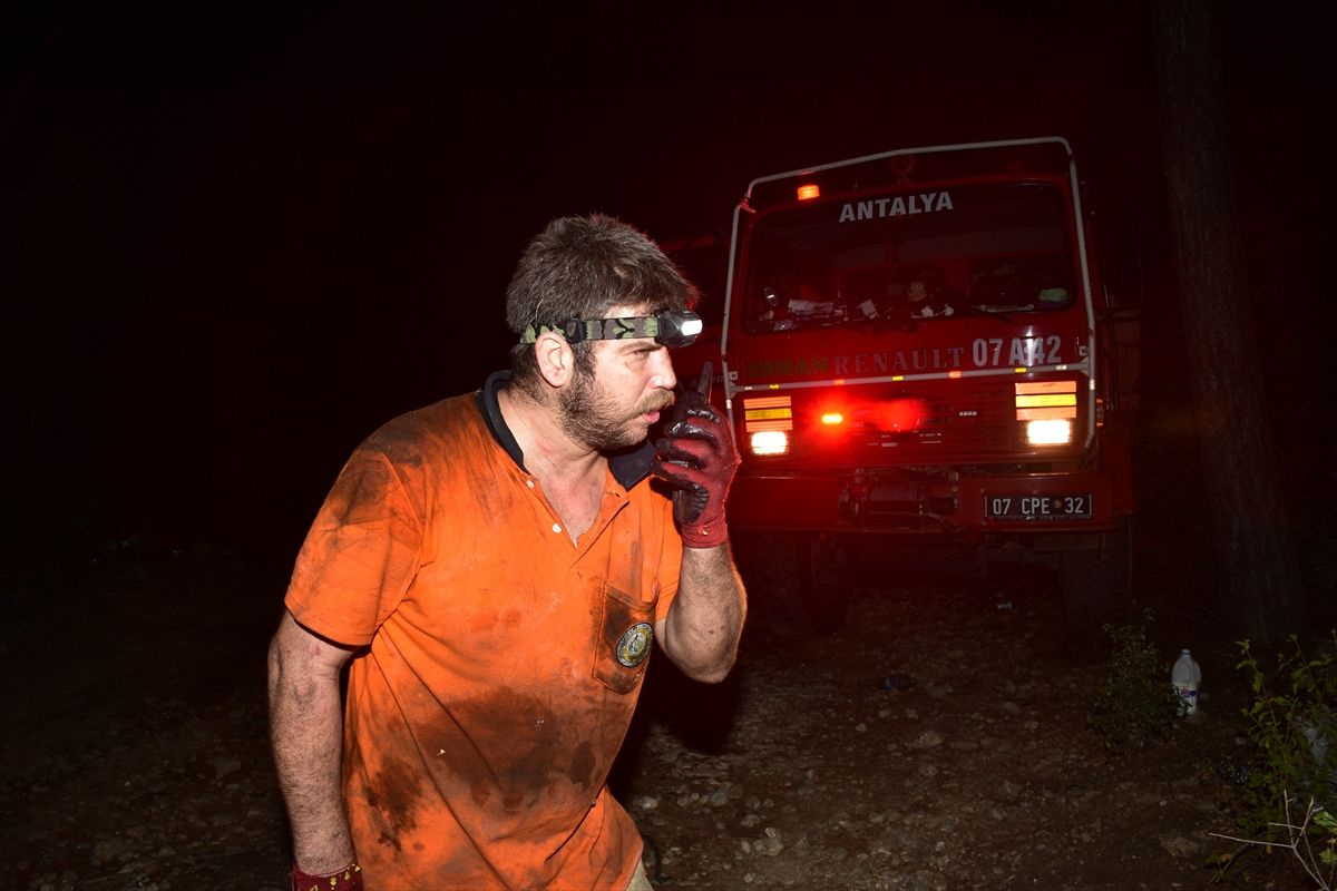 Antalya Kemer'de orman yangını! Hastane ve evler boşaltıldı, vatandaş yangın tüpleriyle yardıma koştu
