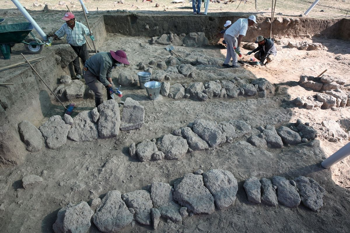 Malazgirt Savaşı alanının tespiti için kazıda 15 mezar açıldı kemiklerde balta kılıç darbesi görüldü