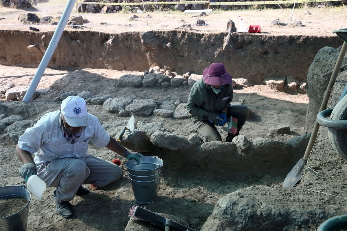 Malazgirt Savaşı alanının tespiti için kazıda 15 mezar açıldı kemiklerde balta kılıç darbesi görüldü