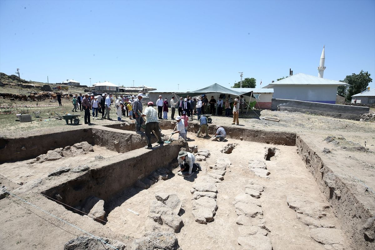 Malazgirt Savaşı alanının tespiti için kazıda 15 mezar açıldı kemiklerde balta kılıç darbesi görüldü