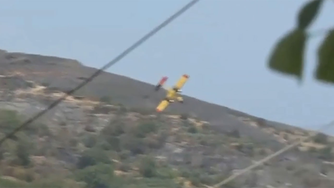 Yunanistan'da yangın söndürme uçağı düştü! İki pilottan haber yok! İşte uçağın düşme anı