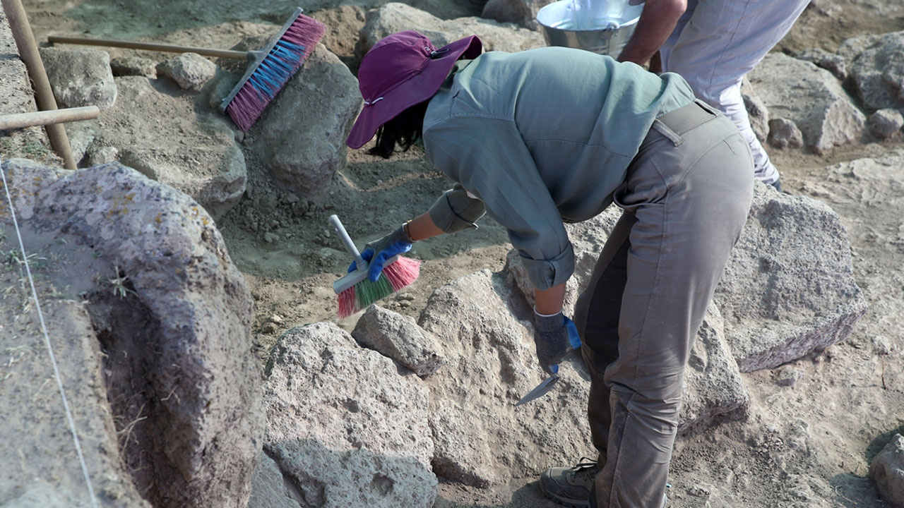 Malazgirt Savaşı alanının tespiti için kazıda 15 mezar açıldı kemiklerde balta kılıç darbesi görüldü