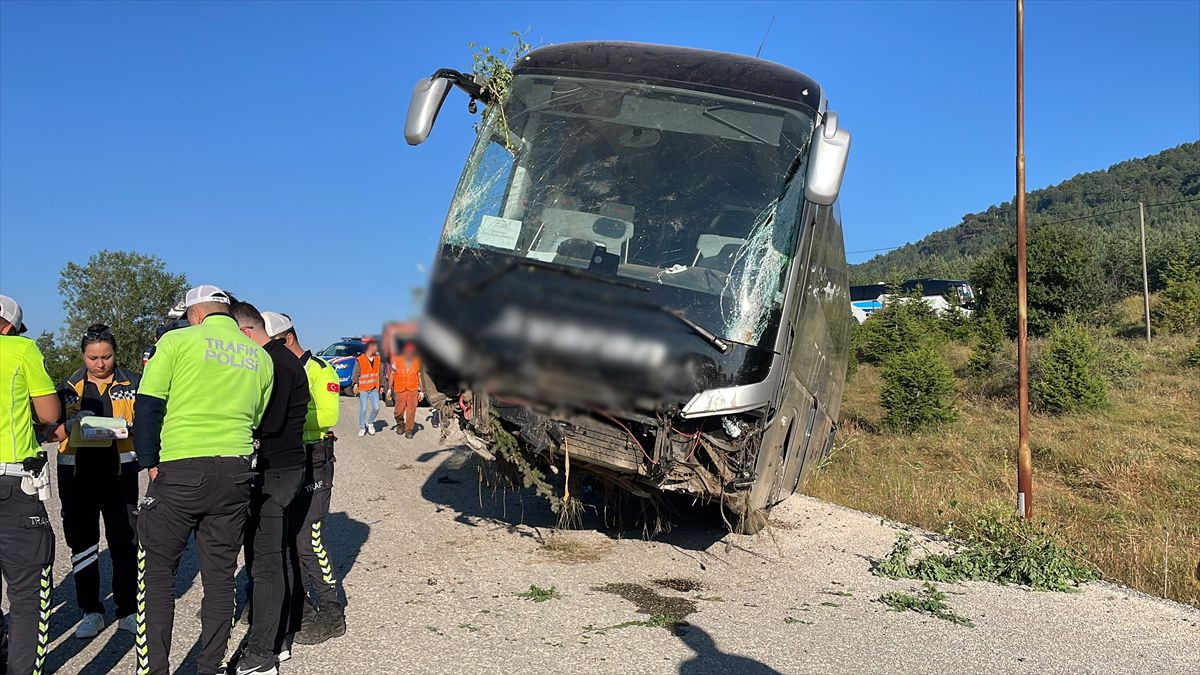 Bolu'da yolcu otobüsü yoldan çıktı! Ağır yaralılar var
