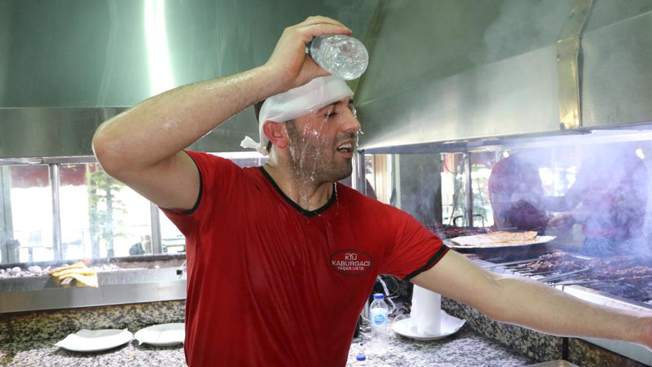 Adana kavruluyor! Kebapçıların sıcak hava ile imtihanı: 44 derecede böyle serinlediler!