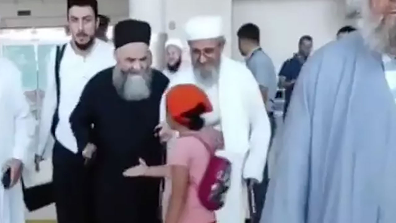 Cübbeli Ahmet Hoca 5 yaşındaki kızın elini sıkmadı! 'Caiz değil, bir de sarılalım kızla, karıyla...'