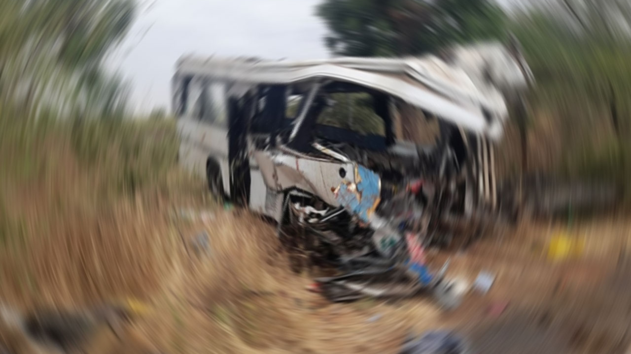 Yolcu otobüsü devrildi!  23 kişi hayatını kaybetti