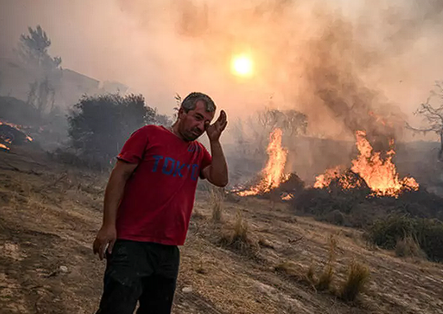 Yunanistan 'Cehennem'i yaşıyor! Turistlerin rahatlığı pes dedirtti, yangınlar uydudan görüntülendi