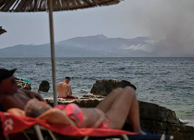 Yunanistan 'Cehennem'i yaşıyor! Turistlerin rahatlığı pes dedirtti, yangınlar uydudan görüntülendi