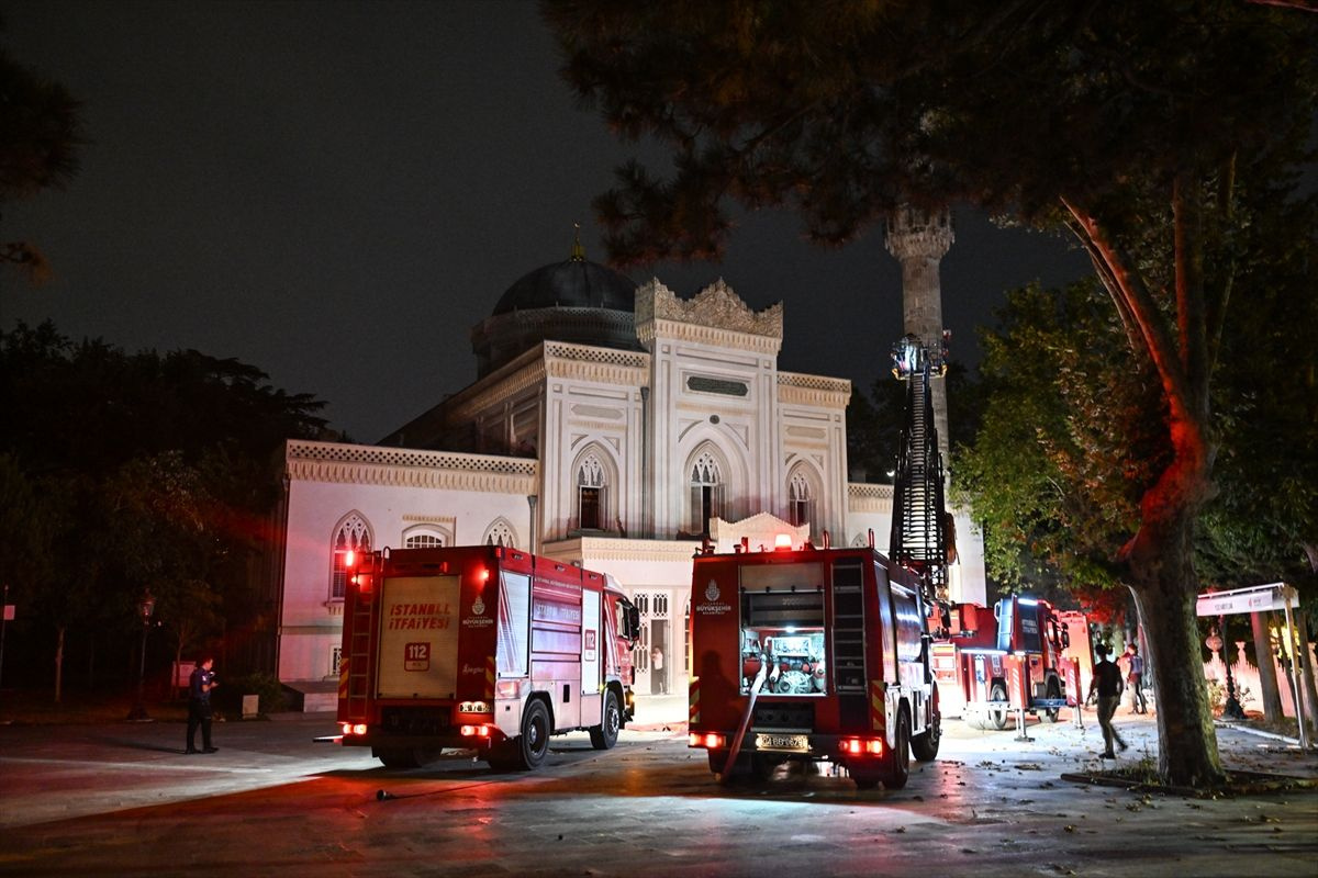 Beşiktaş Yıldız Hamidiye Camisi'nde çıkan yangın! Gece yarısı İstanbul'da alarm