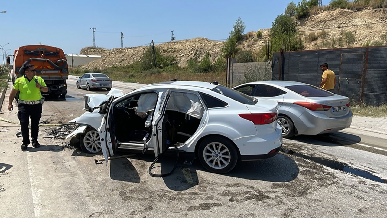 Adana'da otomobil yol temizleme aracına çarptı! Anne öldü, 3 çocuğu yaralandı!