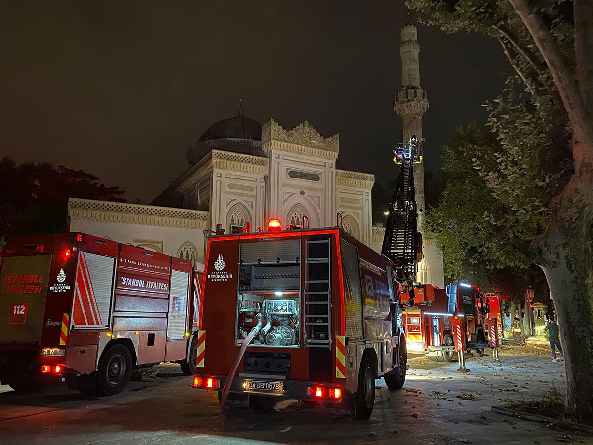 Beşiktaş Yıldız Hamidiye Camisi'nde çıkan yangın! Gece yarısı İstanbul'da alarm