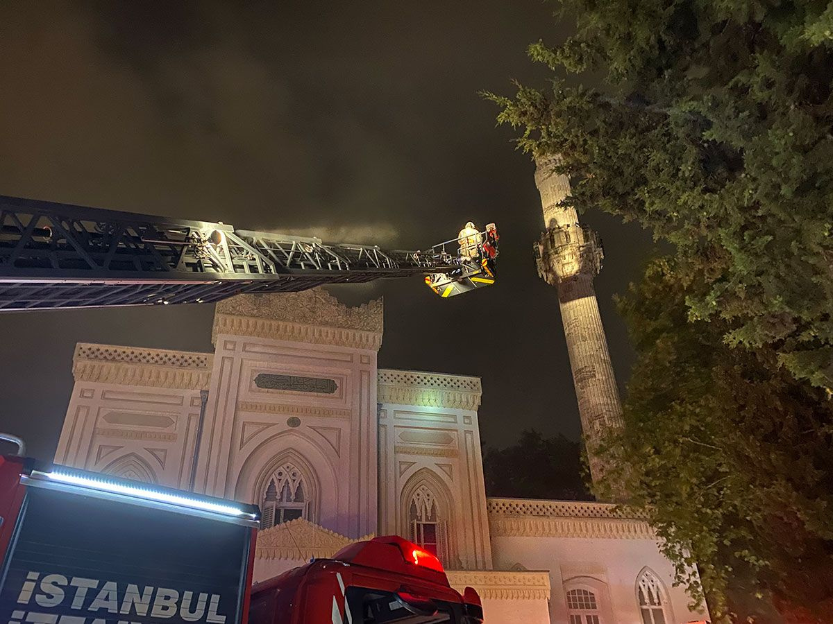 Beşiktaş Yıldız Hamidiye Camisi'nde çıkan yangın! Gece yarısı İstanbul'da alarm