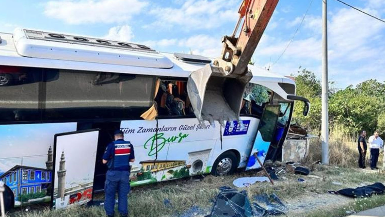 Şoförün kalp krizi geçirmesiyle tur otobüsü kaza yaptı: 1 ölü, 8 yaralı