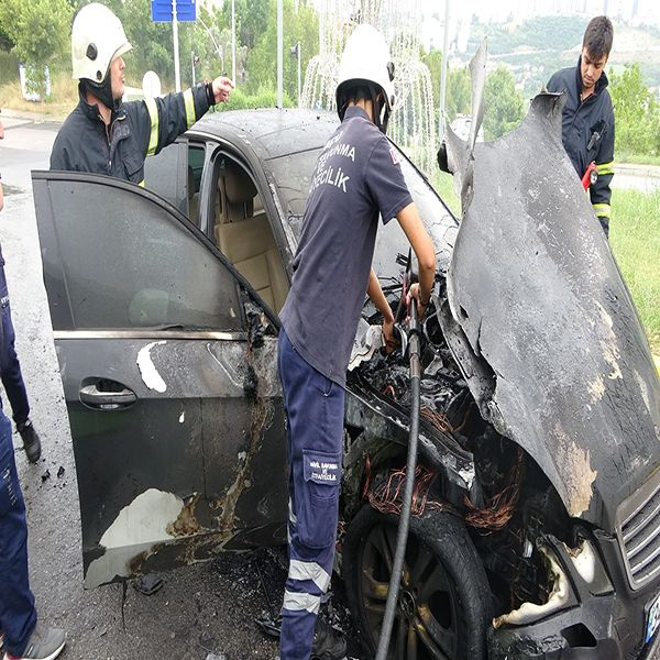 Kocaeli'de feci kaza! Lüks otomobili cayır cayır yandı