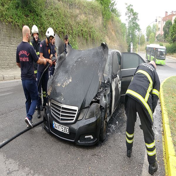 Kocaeli'de feci kaza! Lüks otomobili cayır cayır yandı