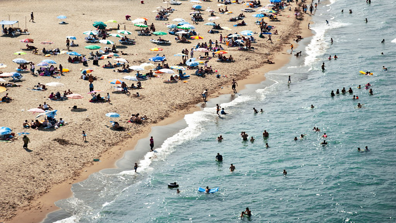 Sakarya sahilde tehlike! Tatilciler uyarıldı sahile giriş yasaklandı
