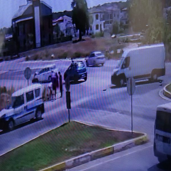 Çarpışan otomobillerin arasında kaldılar! Ölümden saniyelerle kurtuldular