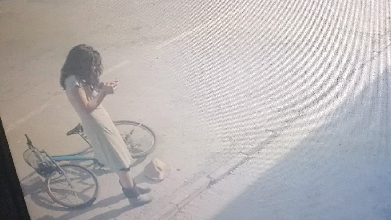 Bisikletli genç kızdan pes dedirten hareket! Güvenlik kamerası saniye saniye kaydetti