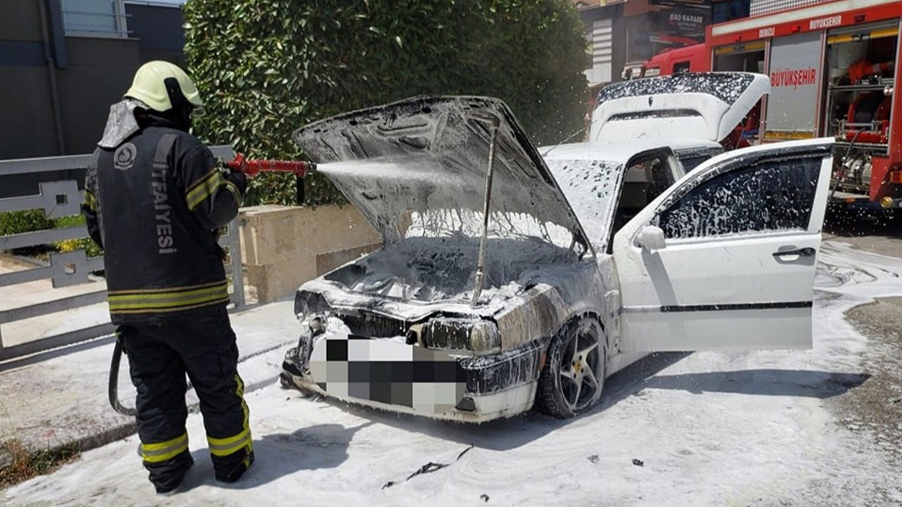 Denizli'de park halindeki otomobil cayır cayır yandı!