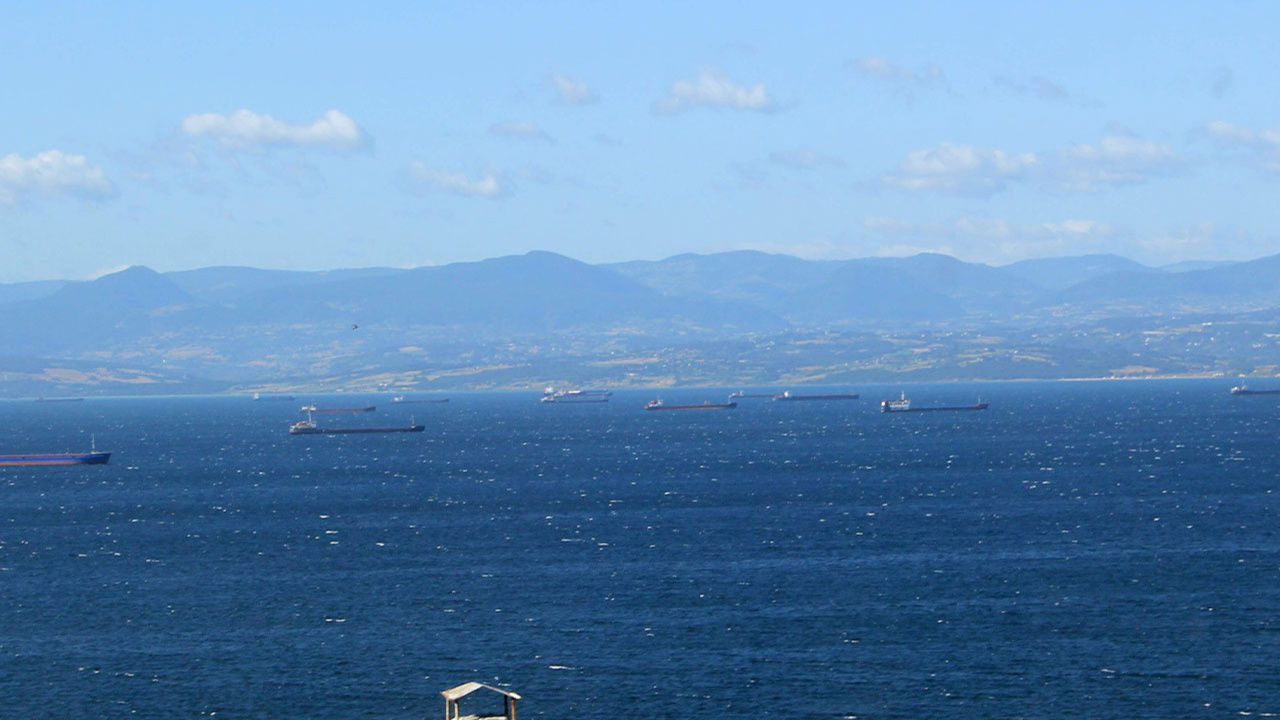 Sinop'ta kuvvetli rüzgar! Gemiler limana sığındı!