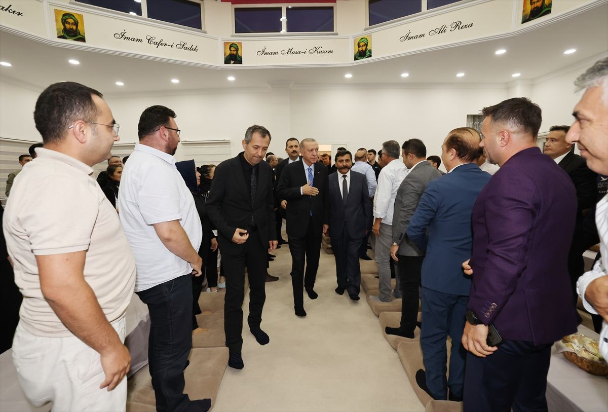 Cumhurbaşkanı Erdoğan, Ali Baba Cemevi'nde Muharrem ayı iftarına katıldı