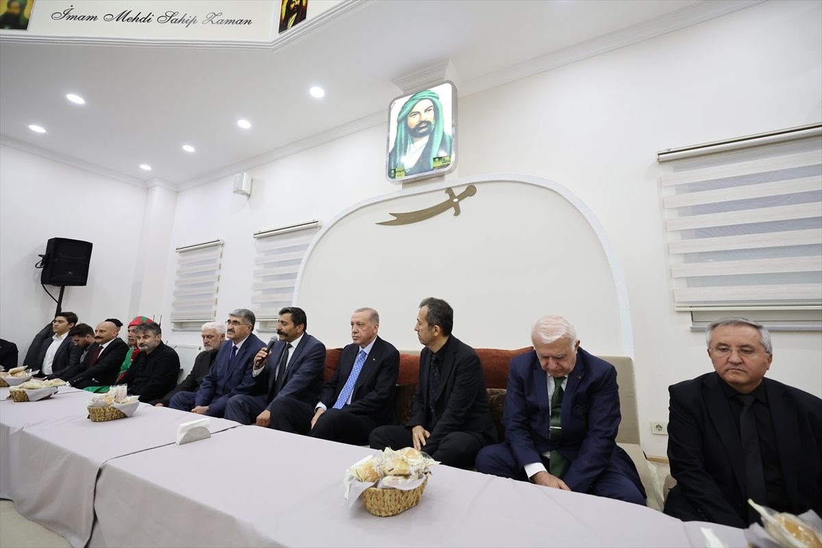 Cumhurbaşkanı Erdoğan Pendik'te Cemevi'ni ziyaret etti