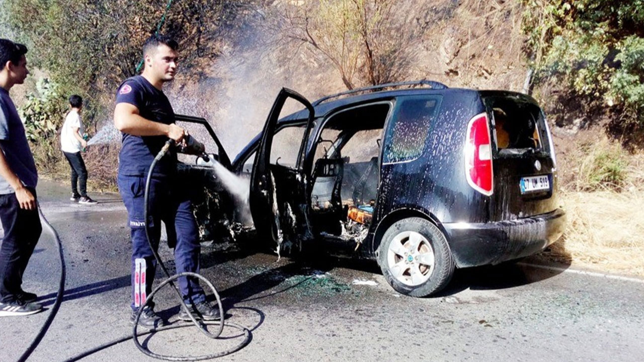 Antalya'da seyir halindeki otomobil alev alev yandı!