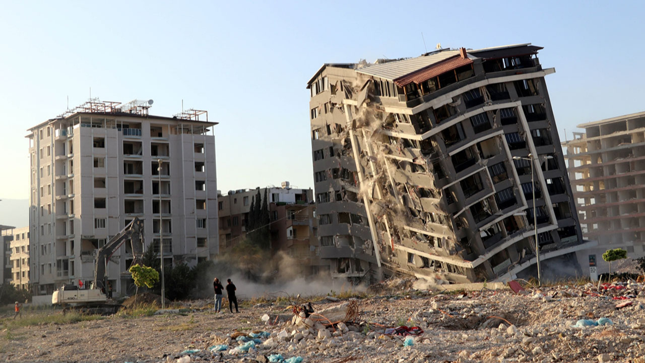 Hatay'da ağır hasarlı 10 katlı bina kontrollü şekilde yıkıldı!