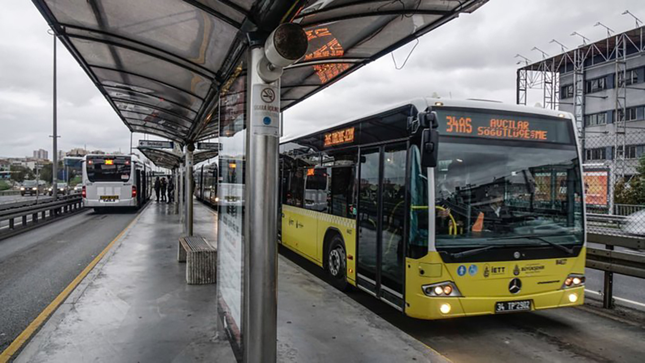 İstanbul halkından belediyeye tepki! İki metrobüs arızalandı yolcular yola döküldü