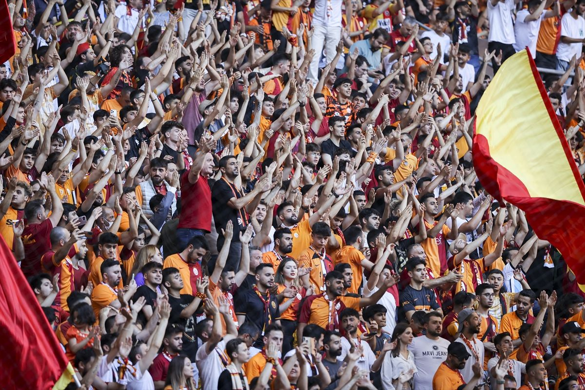 Galatasaray'dan gövde gösterisi: Yıldız isimler imzaları attı! Fenerbahçe'ye olay Ali Cabbar göndermesi...
