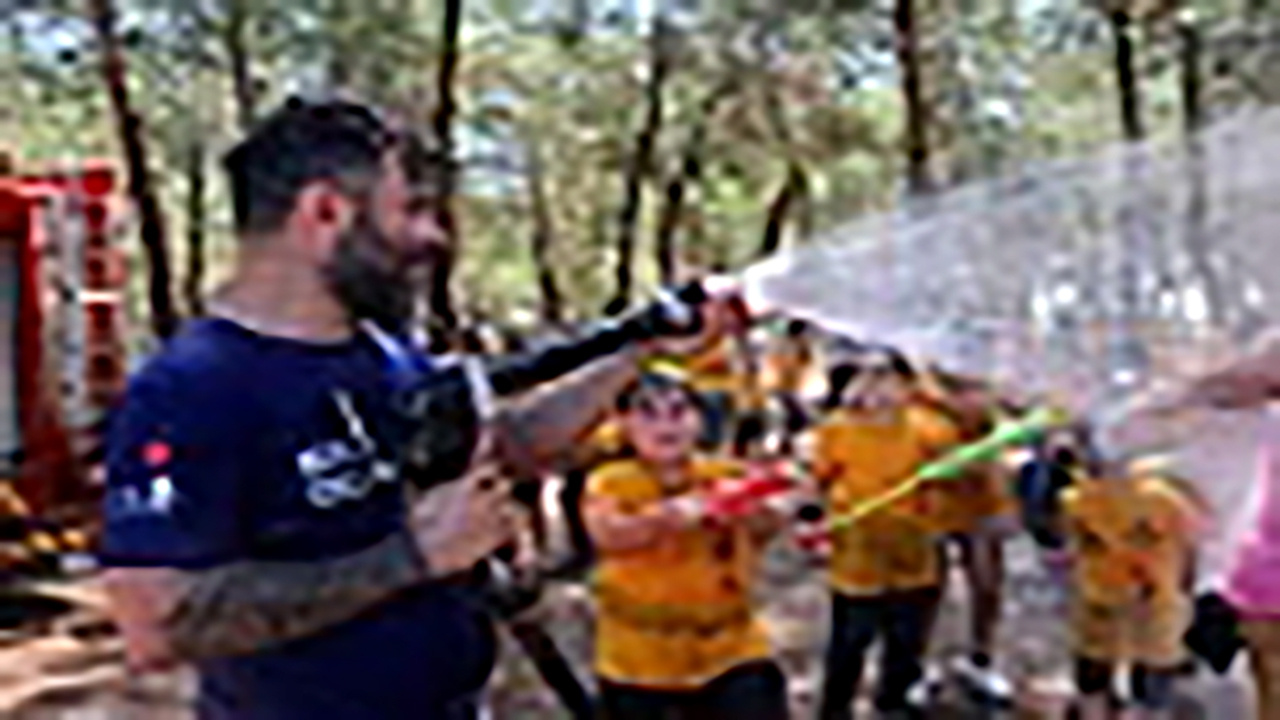 Adana sıcaklarına çocukların yüzünü güldüren çözüm! İtfaiye ekipleriyle su savaşı yaptılar