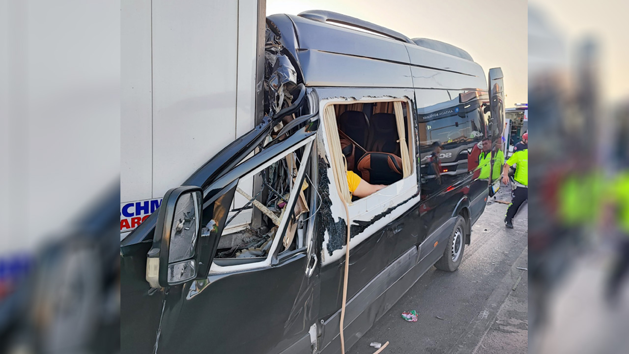 Alanya'da turistleri taşıyan minibüs tıra çarptı! Ölü ve yaralılar var
