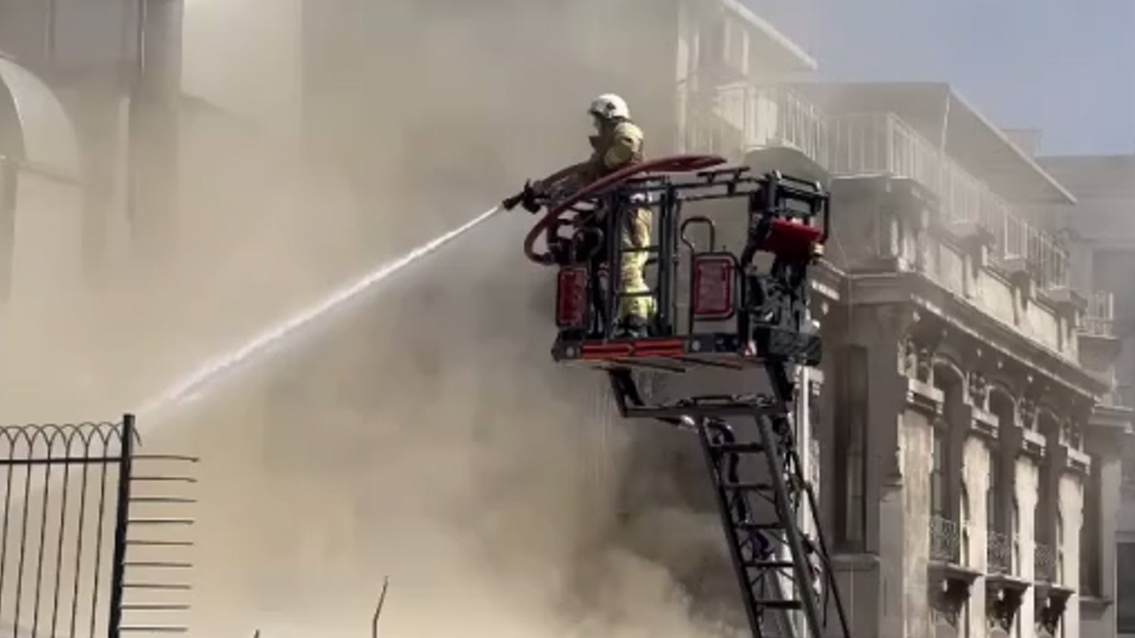 Beyoğlu'nda 4 katlı binanın çatısında çıkan yangın söndürüldü