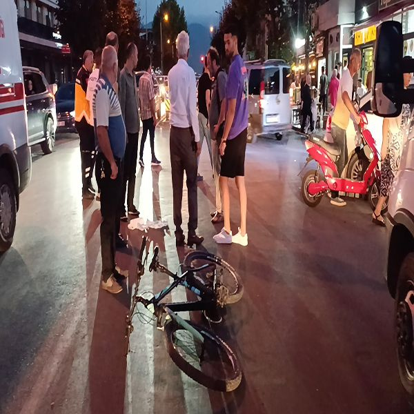 Düzce'de bisiklet sürücüsü ölümden döndü! Başını yere çarptı ağır yaralandı