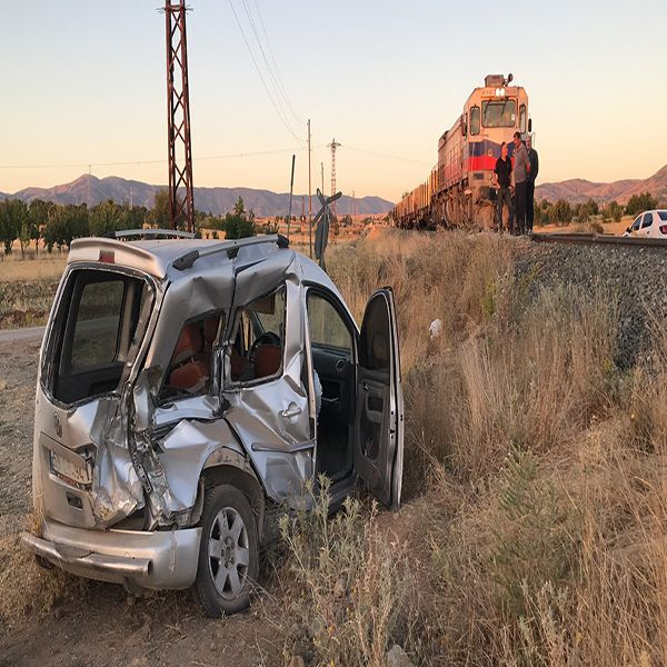 Elazığ'da trenin çarptığı araçtan şaşırtan görüntüler! Sürücü canını bıraktı kaçak tütünün derdine düştü