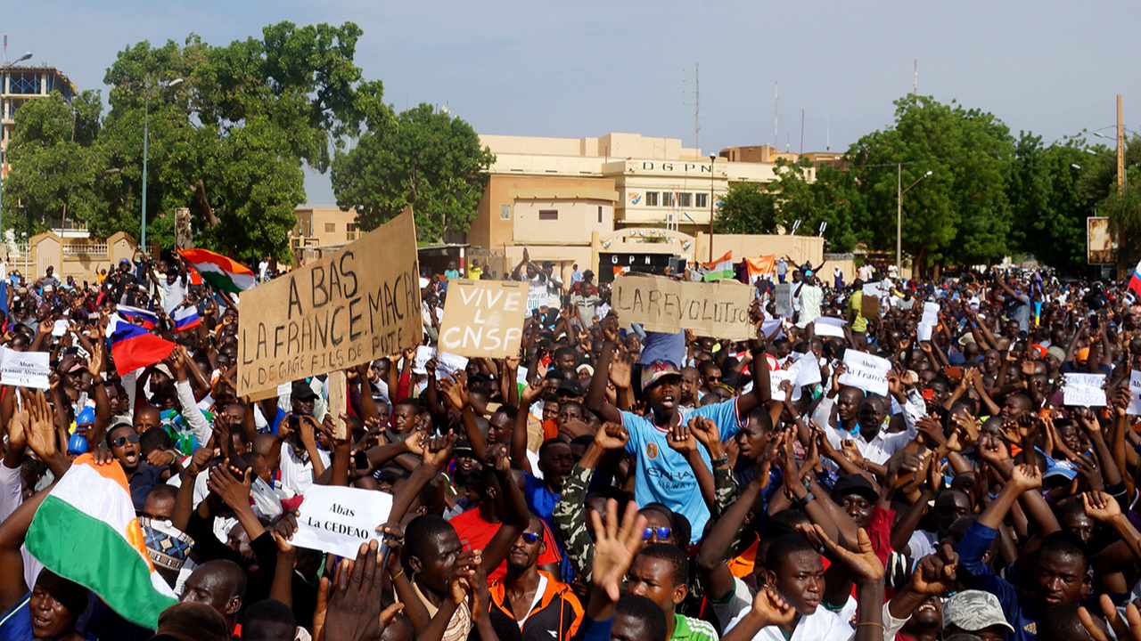 Nijer'de darbe destekçileri cuntanın çağrısıyla sokağa indi!