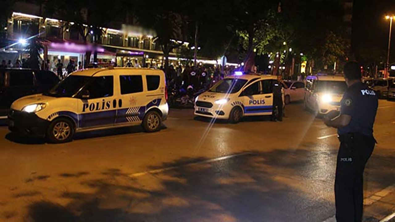 Beşiktaş'ta polise çirkin saldırı! Alkollü gençler uyarıya gelen polisin burnunu kırdı