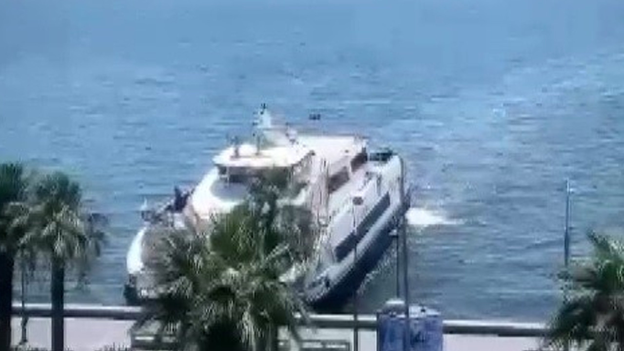 İzmir'de arıza yapan yolcu gemisi kıyıya çarptı! O anlar saniye saniye kaydedildi