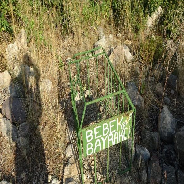 Adana'da bu mezarlık görenleri duygulandırıyor! Türbeninin yanına sadece bebekler ve çocuklar gömülüyor